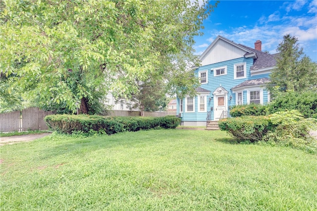 view of front of home featuring a front lawn