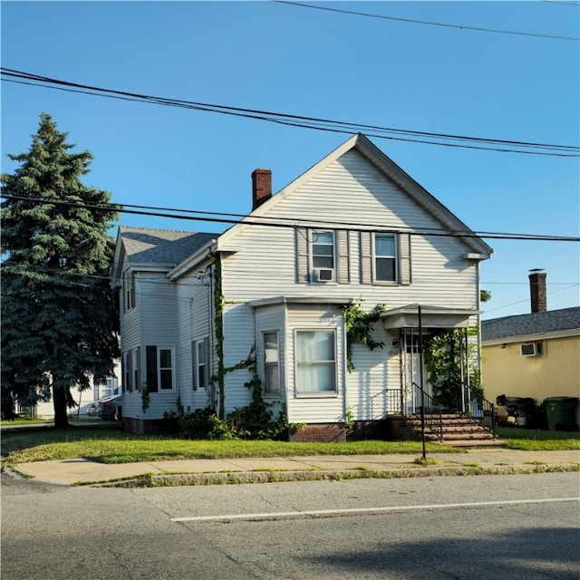 view of front of home featuring a front lawn