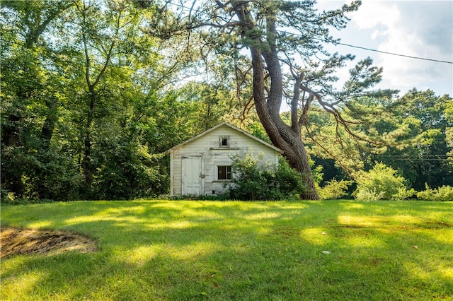 view of yard with a storage shed