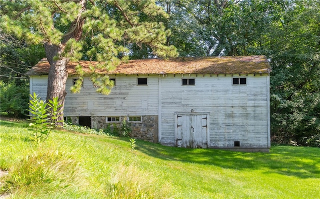 exterior space with a yard