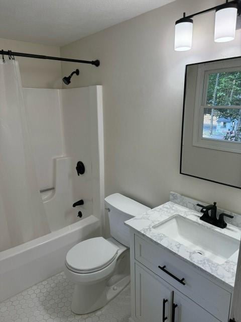 full bathroom featuring shower / tub combo with curtain, vanity, and toilet