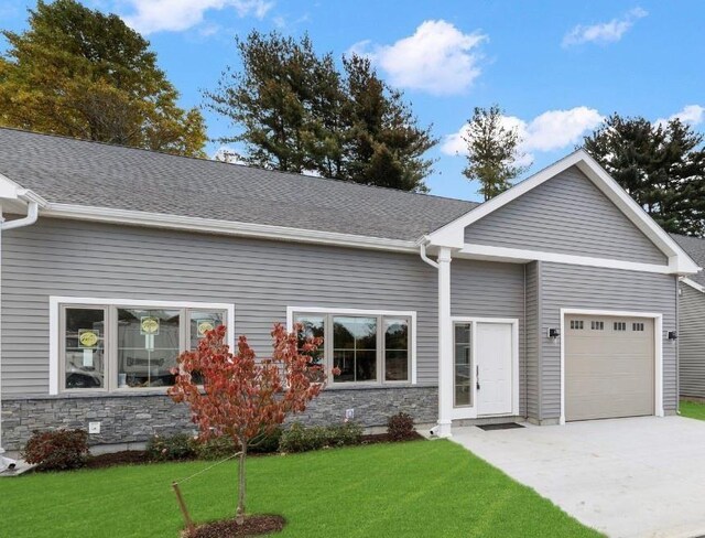 view of front facade featuring a garage and a front yard