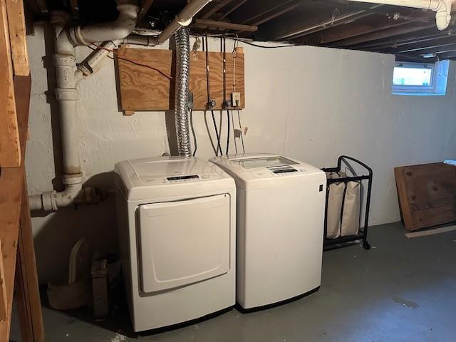 washroom featuring washing machine and clothes dryer