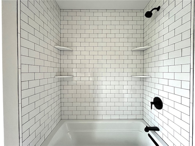 bathroom featuring tiled shower / bath