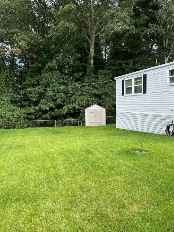 view of yard with a shed