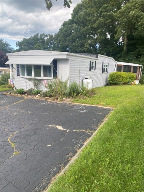 view of front of property featuring a front yard