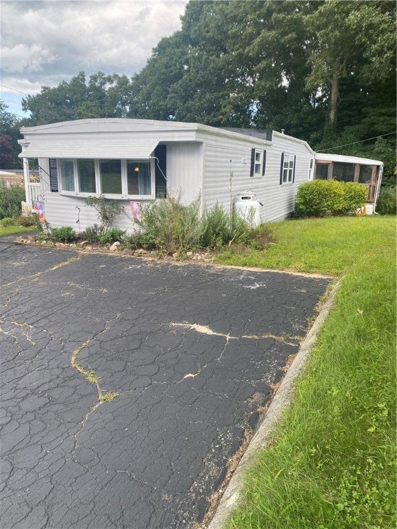 view of front of house with a front lawn