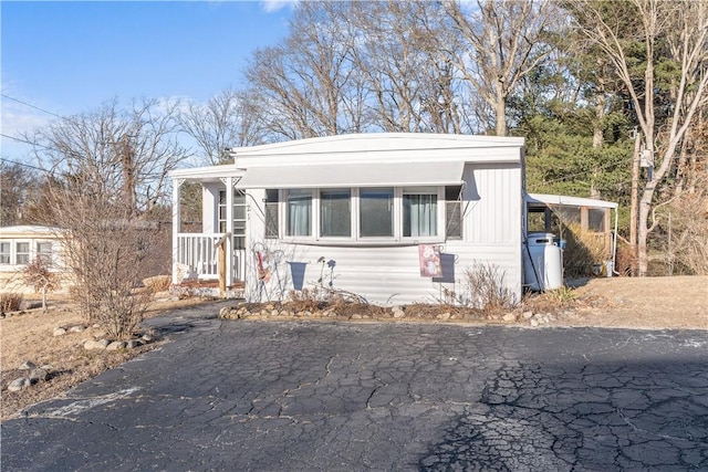 view of front of house with driveway