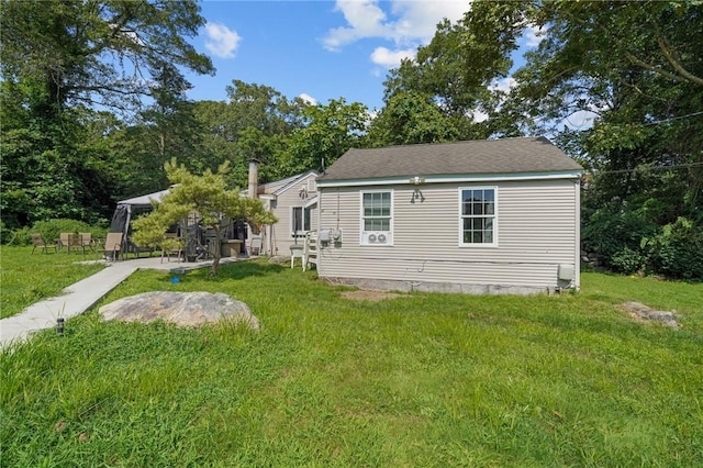 view of front facade featuring a front yard