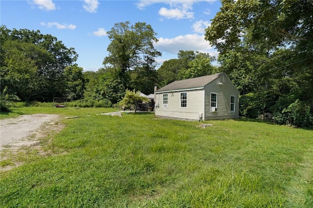 view of yard featuring driveway