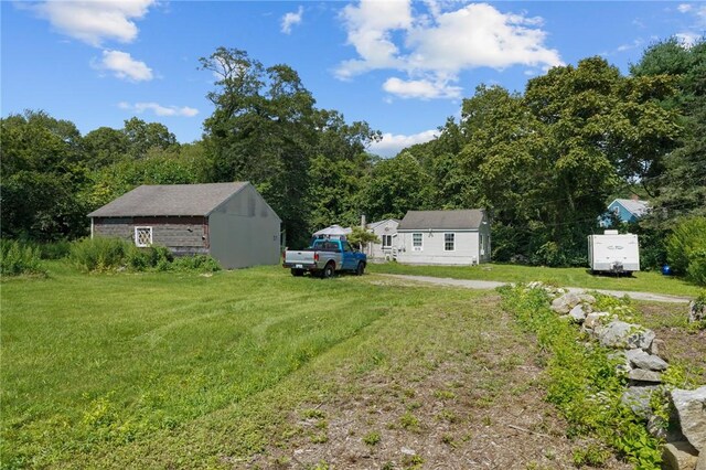 view of yard featuring a storage shed