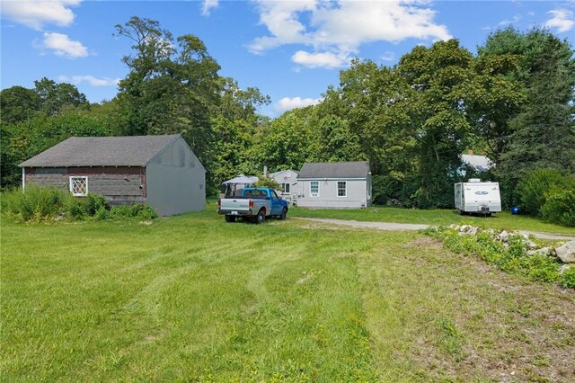 view of yard featuring an outdoor structure