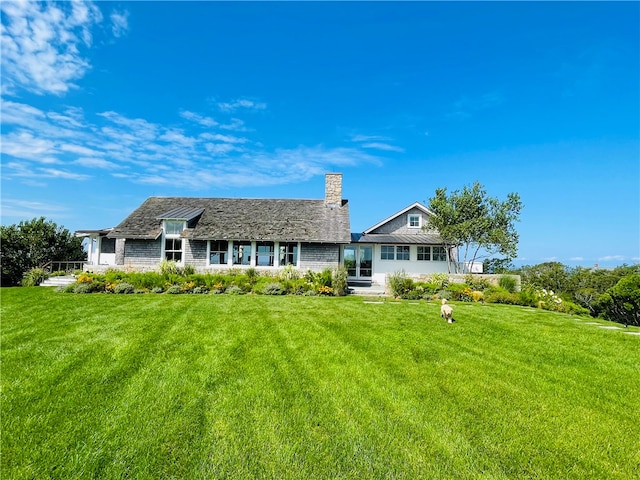 single story home with a front lawn