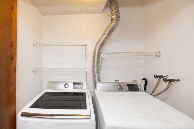 washroom featuring washing machine and clothes dryer