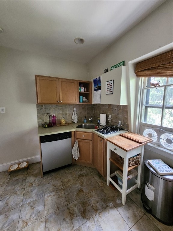 kitchen with stainless steel appliances, sink, and decorative backsplash