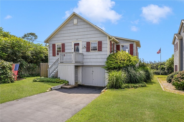 view of front of property featuring a front lawn