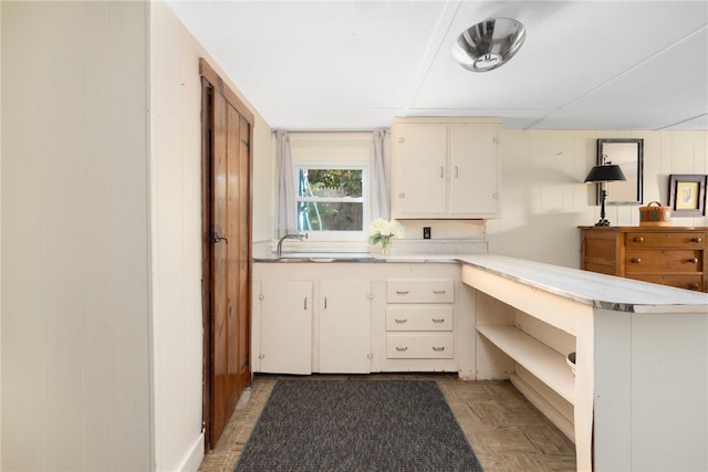 kitchen with cream cabinets and kitchen peninsula