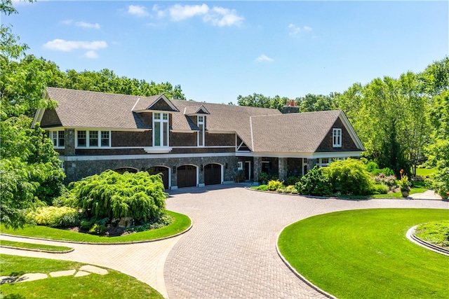 view of front of property featuring a front yard