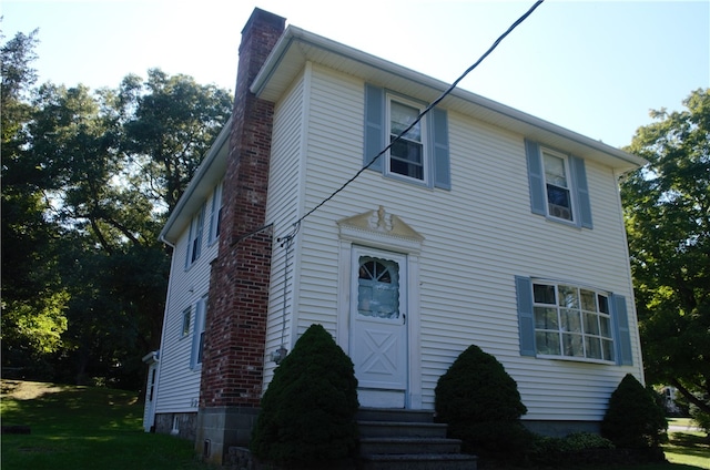 view of front facade featuring a front yard