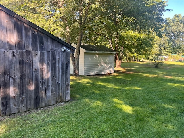 view of yard with a storage shed