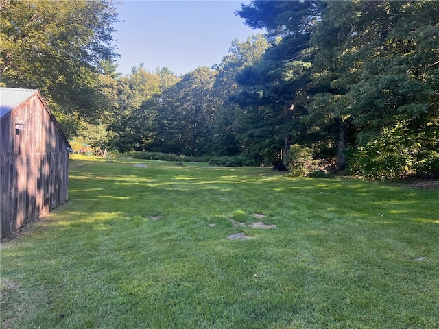 view of yard featuring an outbuilding