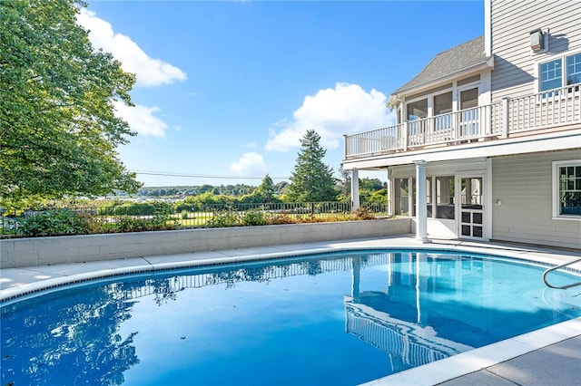 view of swimming pool