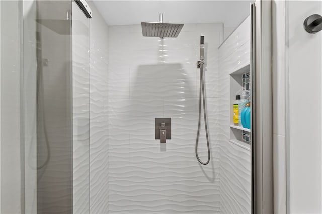 details featuring tiled shower