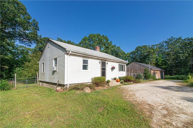 view of front of property with a front yard