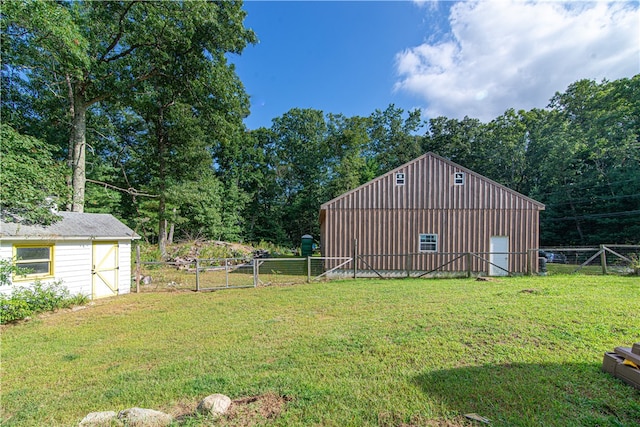 view of yard featuring an outbuilding