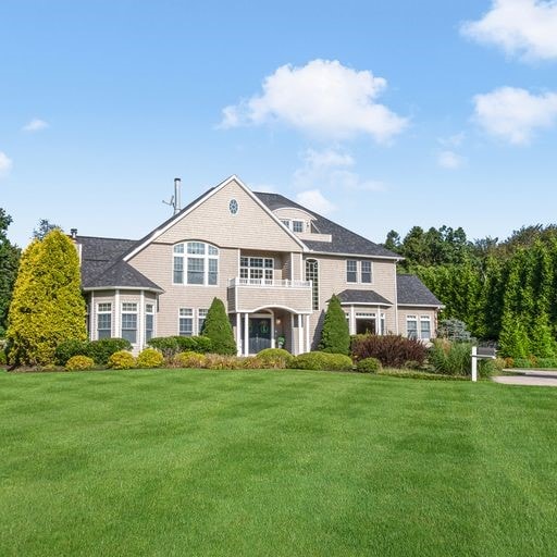 view of front facade with a front lawn