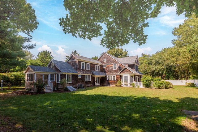 view of front of house featuring a front yard