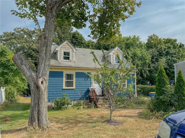 view of front of home featuring a front lawn