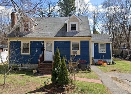 view of front of house with a front yard