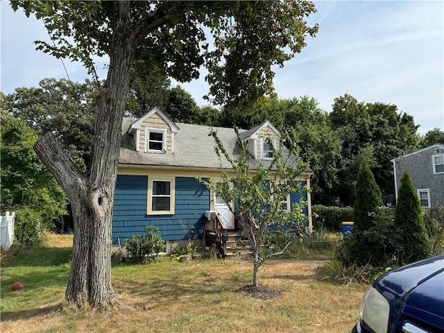 view of front of home featuring a front lawn