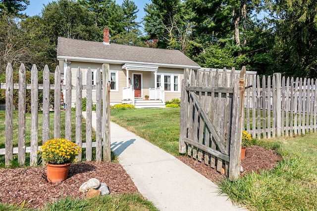 view of front of house featuring a front yard