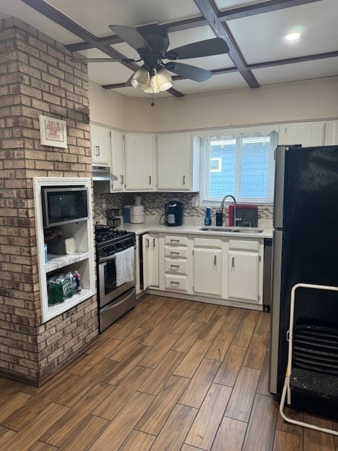 kitchen featuring white cabinets, backsplash, dark hardwood / wood-style flooring, stainless steel appliances, and ceiling fan