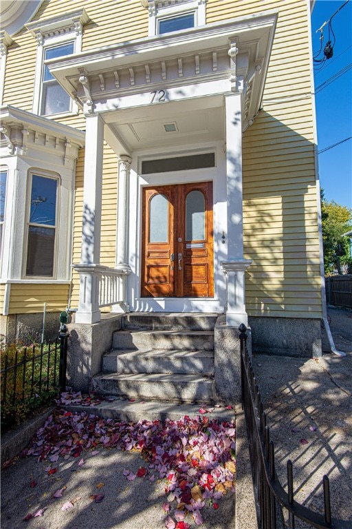 property entrance featuring a porch