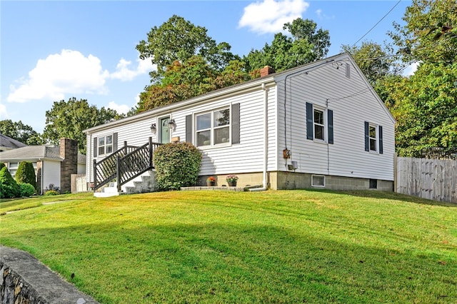 view of front of home featuring a front yard