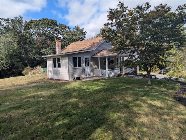 view of front facade featuring a front lawn