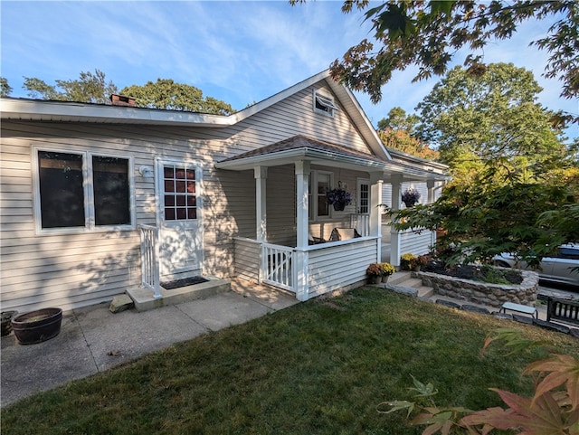 view of front of property featuring a front lawn and covered porch