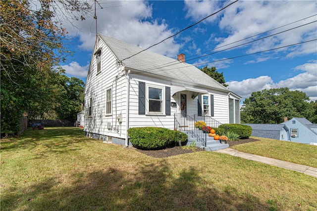 view of front of property featuring a front yard