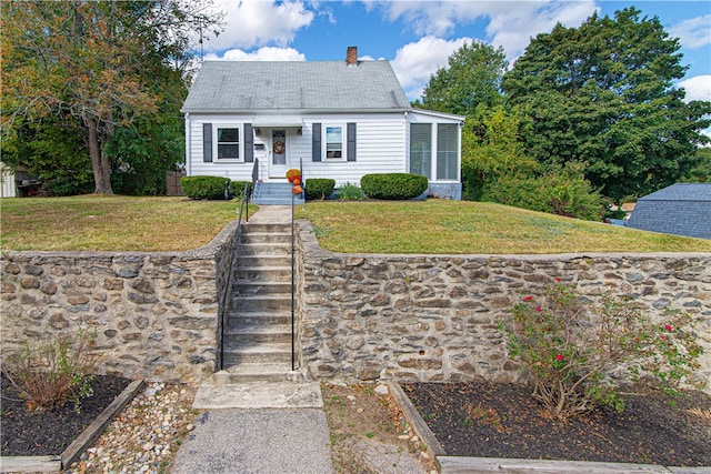 view of front of property featuring a front lawn