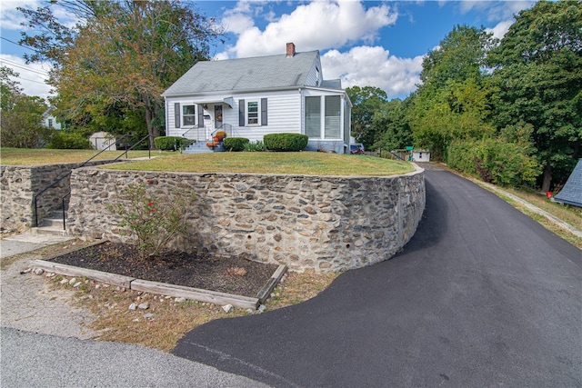 view of front of property featuring a front lawn