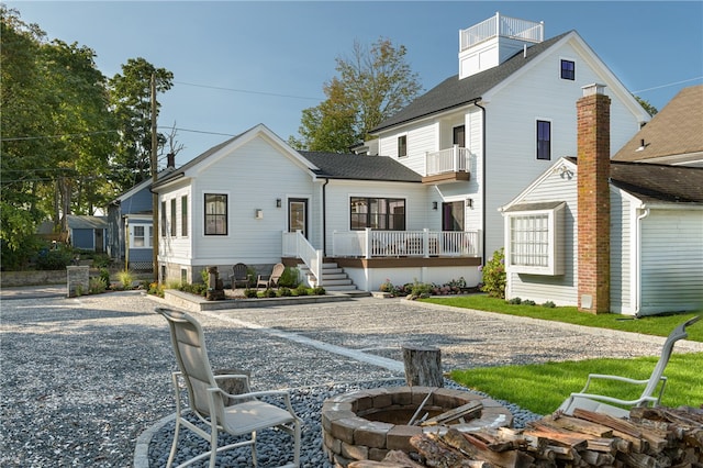 view of front of property featuring an outdoor fire pit