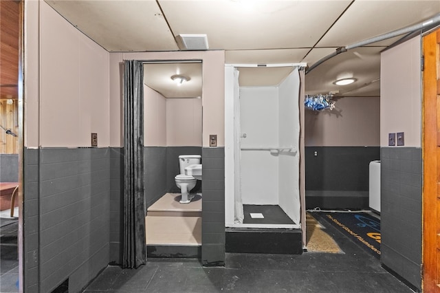 bathroom featuring toilet and a shower