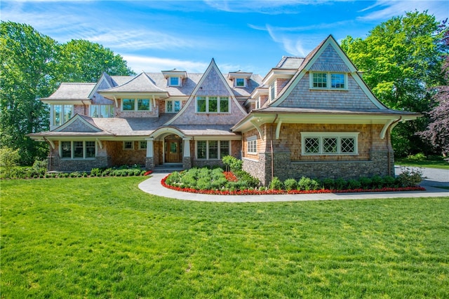 view of front of house featuring a front lawn