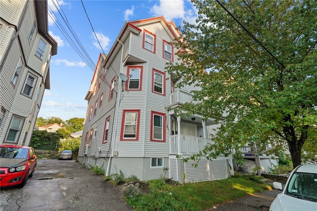 view of front of property with a balcony