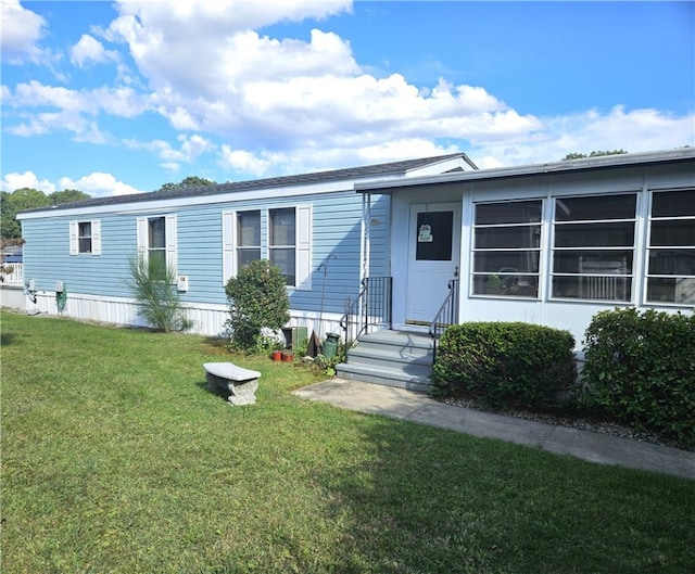 manufactured / mobile home featuring a front lawn