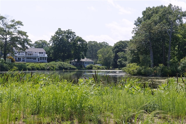 view of yard featuring a water view