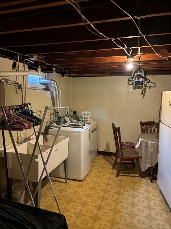 washroom featuring washing machine and dryer